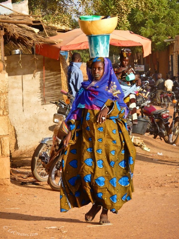 Женщина африканского народа фульбе в городе Бандиагара, Мали