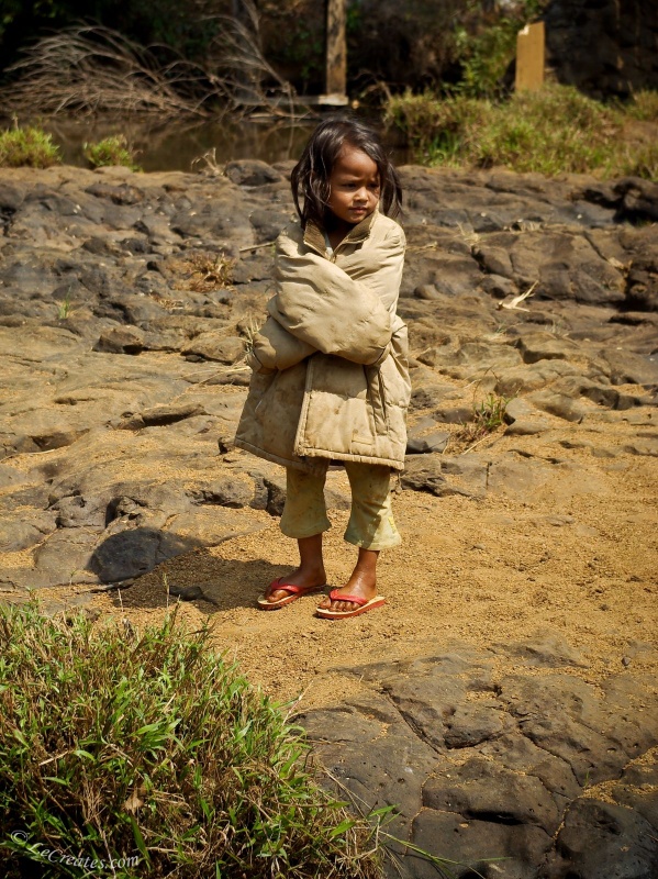 Лаосская девочка в полушубке