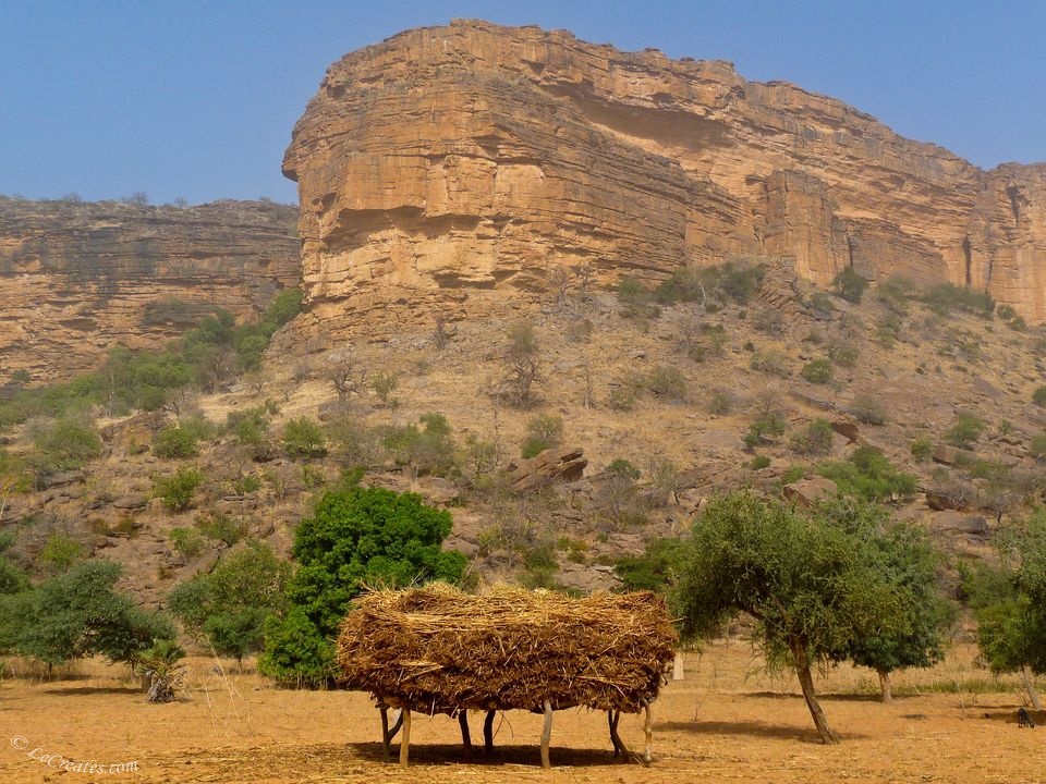 Вид плато Бандиагара (Bandiagara) снизу