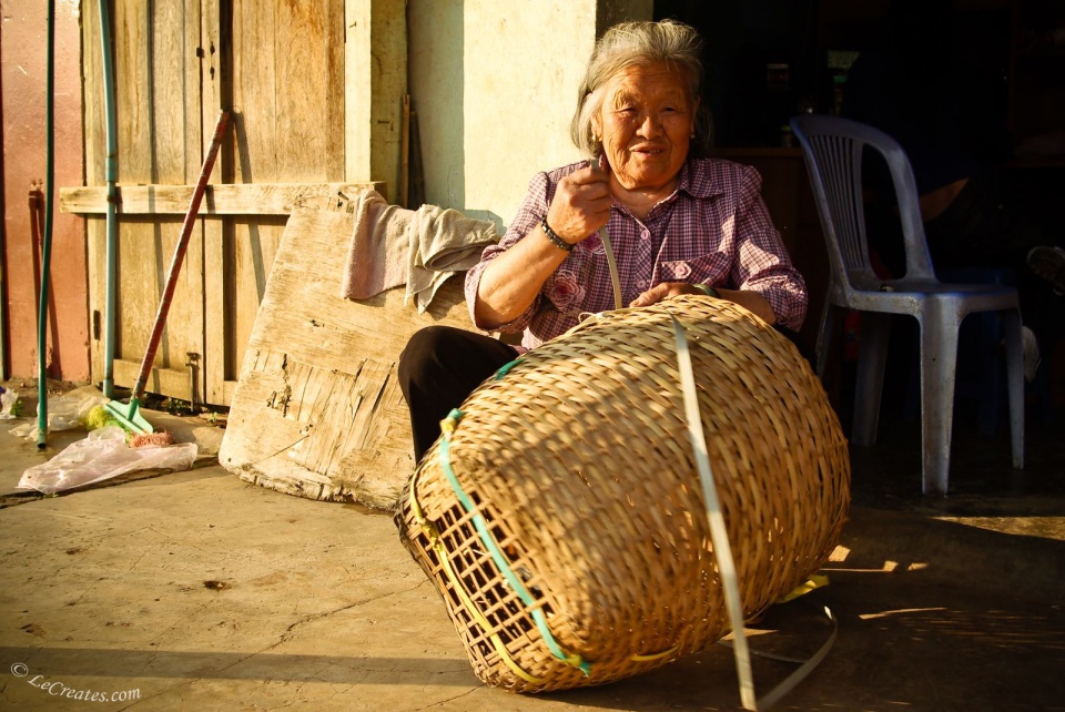 Бабушка плетет корзинки
