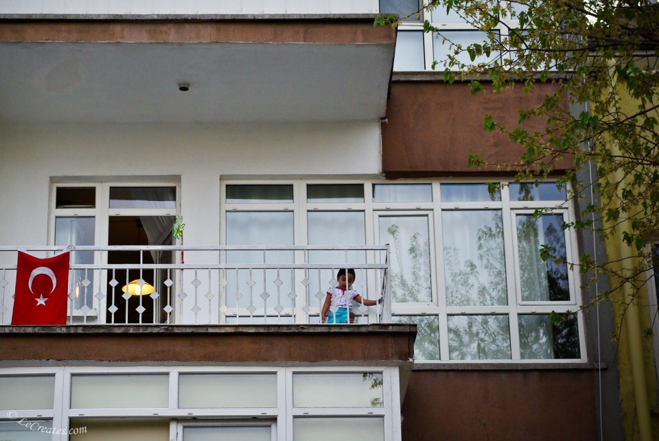 В Турции можно часто увидеть вывешенные на балконах флаги страны