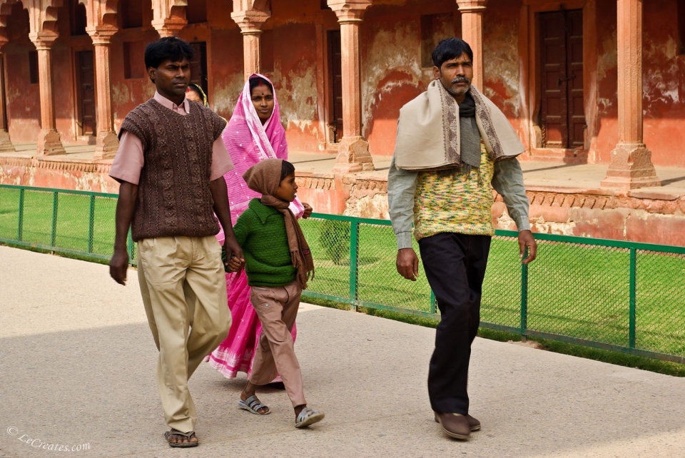 Индийская семья идёт смотреть на Тадж-Махал (Taj Mahal) 