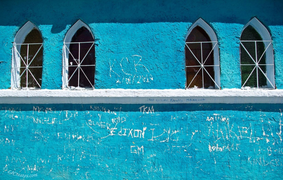 Венесуэльские окна маленькой католической церквушки 