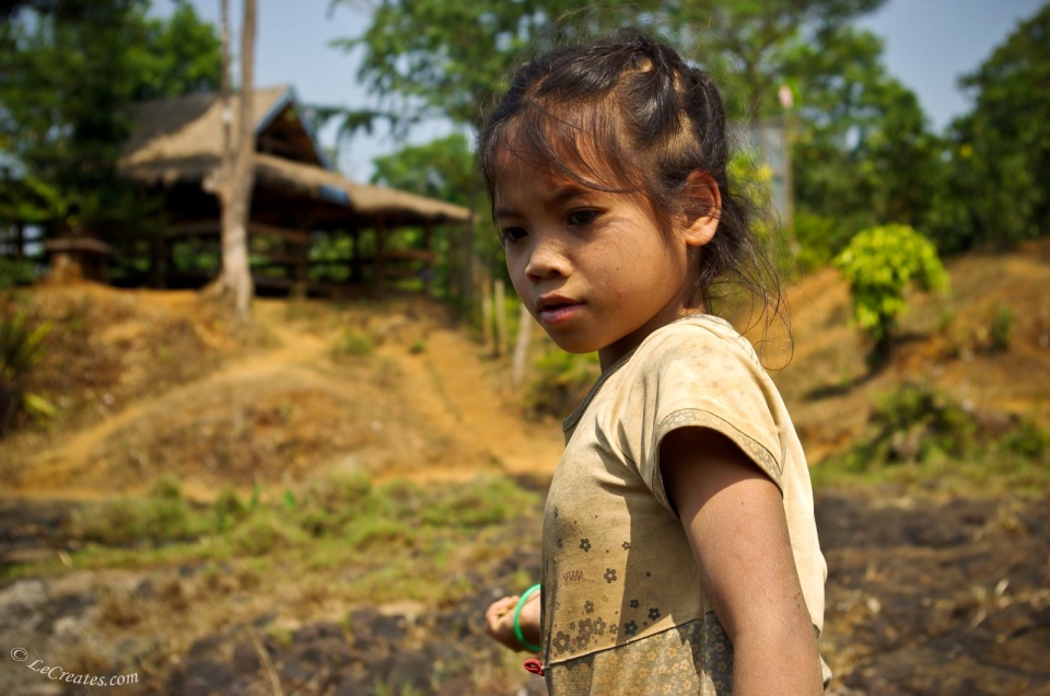 Пыльная лаосская девочка из бедной семьи