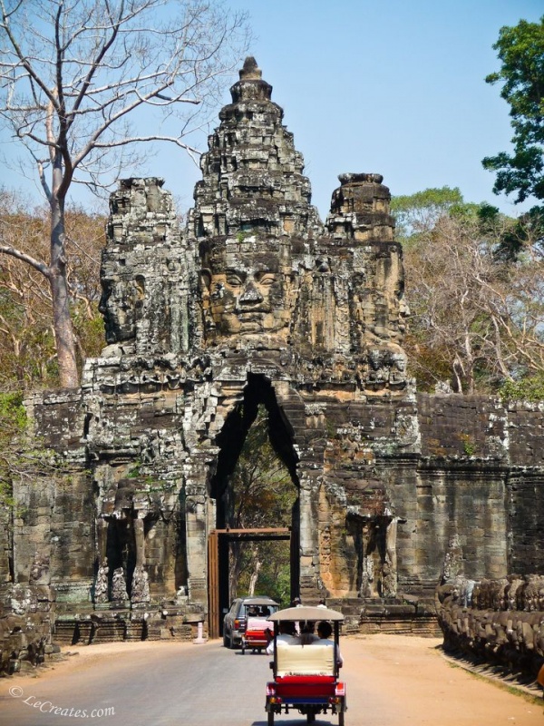 На территории храмового комплекса в городе Ангкор (Angkor)