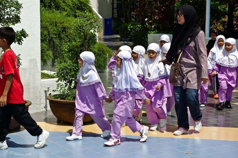 Девочки-школьницы идут в Национальный планетарий