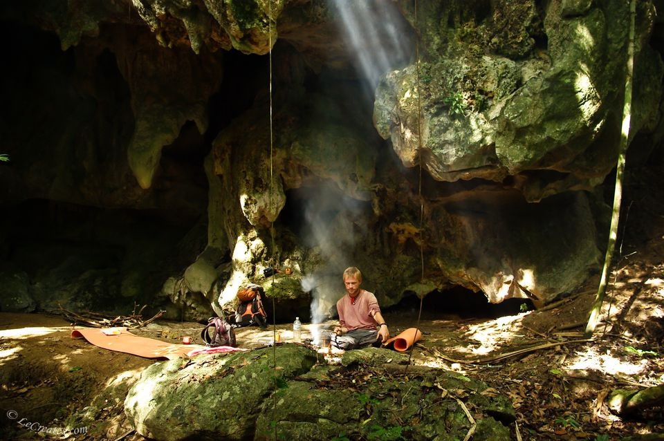 Рядом с пещерой Kepayang Kecil в малайском парке Таман Негара