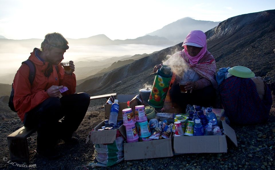 Горячий чай на вулкане Бромо ранним утром