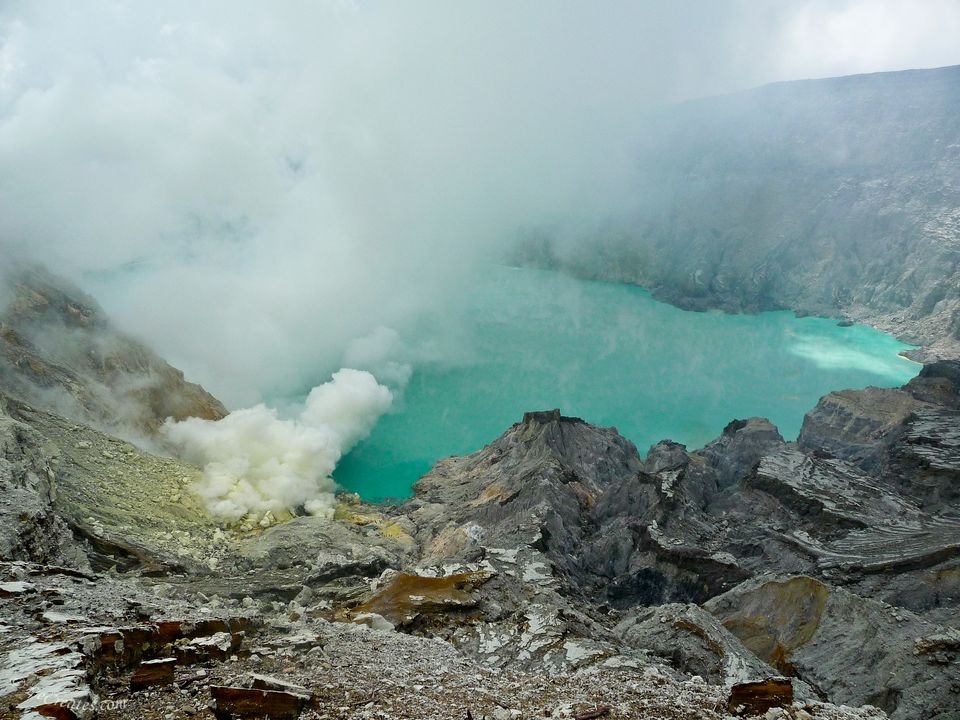 В кратере вулкана Иджен на индонезийском острове Ява