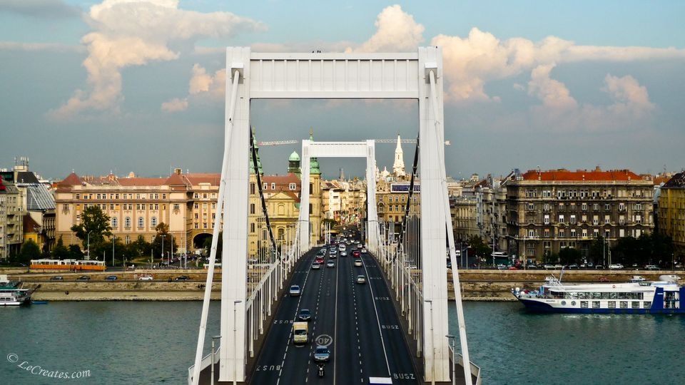 Мост через реку Дунай, что делит город на две части Буда и Пешт